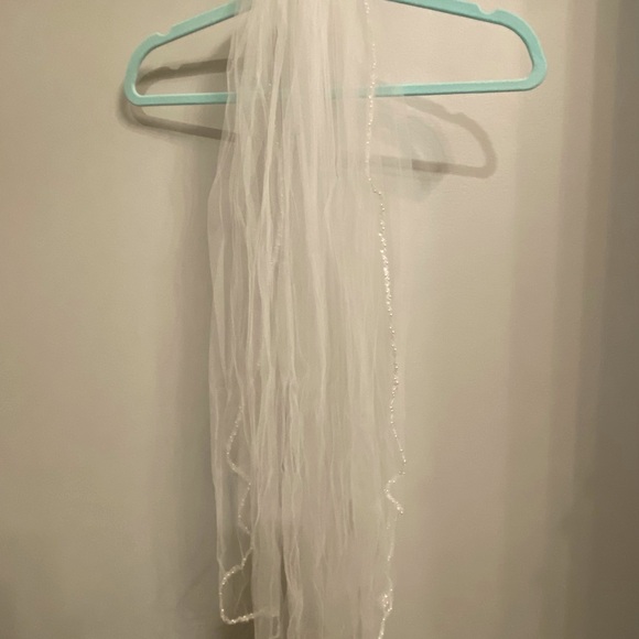 David’s Bridal veil, 30” long. - Picture 4 of 5